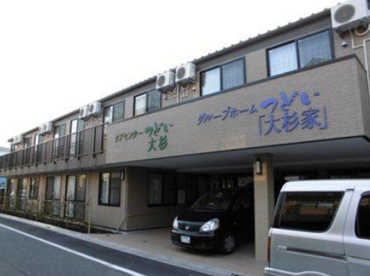 施設の入り口と外観