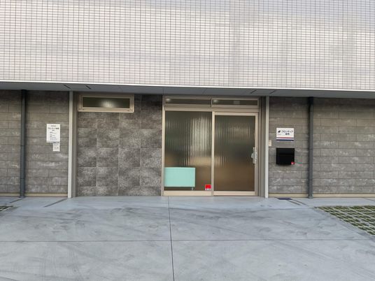 施設の出入口  