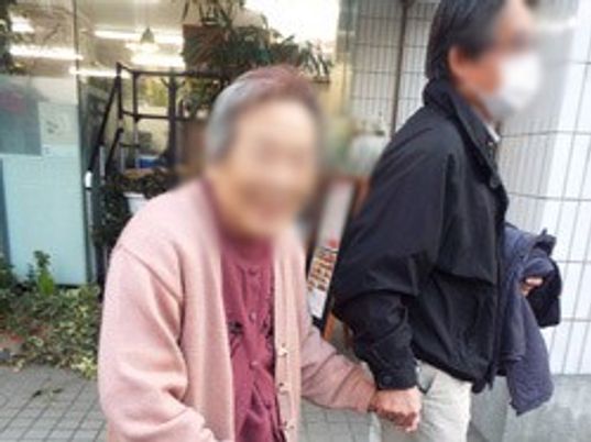 人々が手を繋ぐ外観  