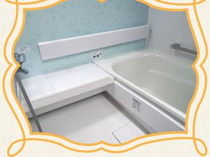 浴槽と手すりのある浴室  
