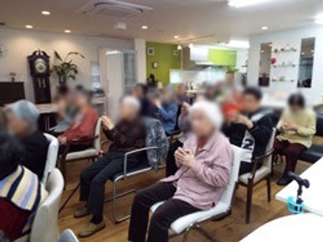 みんなが過ごすリビング リビング 広々とした明るい空間で、リラックスして過ごせます。椅子に座って楽しいひとときをどうぞ。