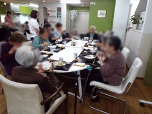 食事を楽しむ空間 ダイニングルーム 自然光が差し込む広々とした空間で、食事を囲む和やかな時間を過ごせます。