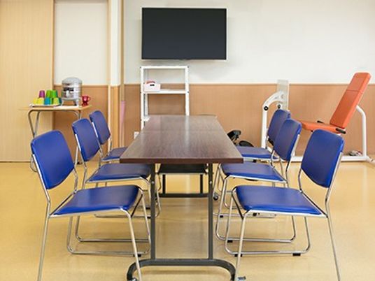 談話用の机と椅子のある部屋  