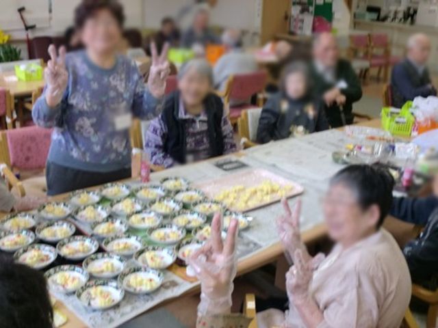 テーブルを囲む人々の様子 ダイニングルーム 明るいダイニングルームでは、和やかに会話を楽しみながら、手作りの料理を囲んでいます。