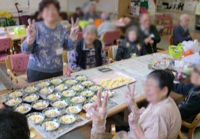 テーブルを囲む人々の様子