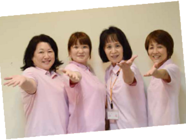 笑顔のスタッフの皆さん スタッフイメージ 施設のスタッフが笑顔でお迎えします。親しみやすい雰囲気の中で働けます。