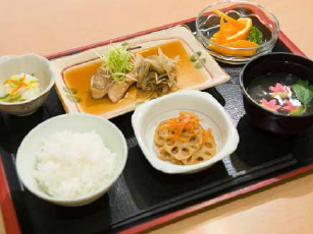 バランスの良い食事 料理 健康に配慮された栄養バランスの良い食事です。彩り豊かな献立が心を満たします。