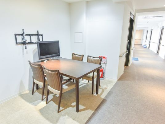 共有スペースの配されたテーブル