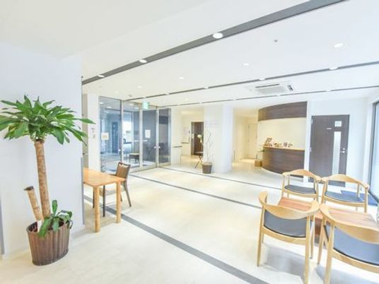 清潔な施設のエントランス