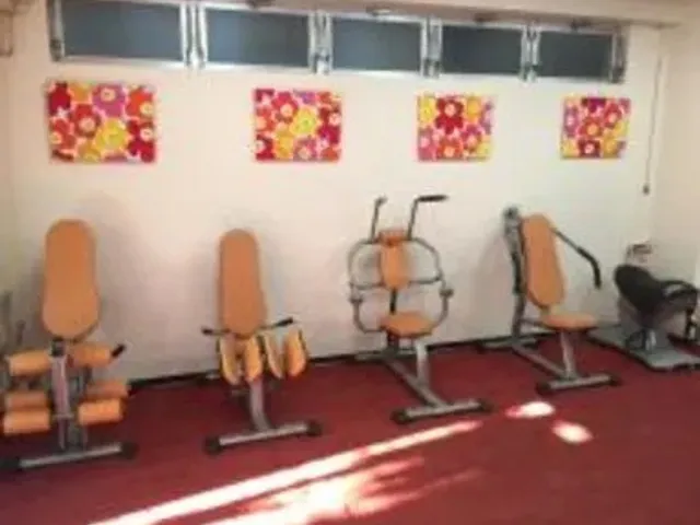 訓練機具 機能訓練室 和気あいあいと明るく楽しみながら過ごせるようにアットホームな雰囲気づくりを大切にしております。