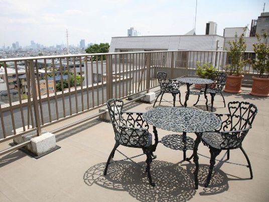 都市を望むテラス