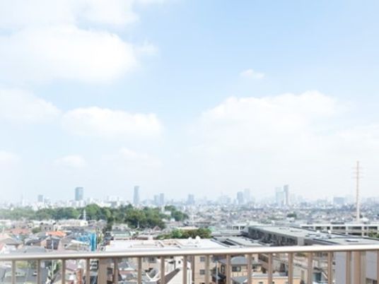 都市の景色を望むバルコニー