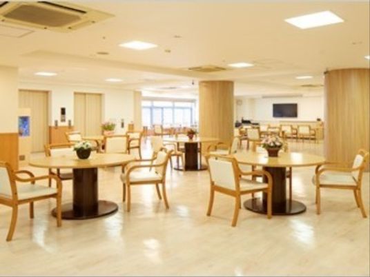 広々とした明るい食堂