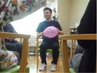 笑顔の人と風船のリビング