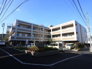 明るい施設の外観