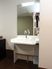 サムネイル 施設の写真 個室にある洗面台は流し台が広くつくられていて大きな鏡がついている。流し台は車いすの方も利用しやすい高さになっている。