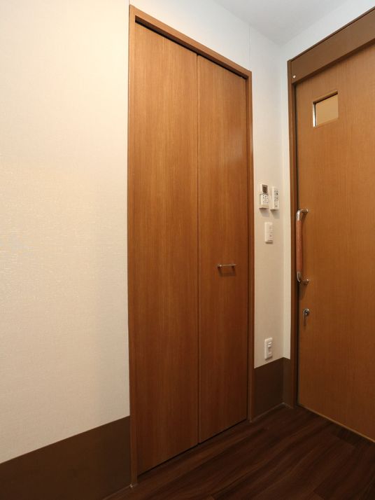 施設の写真 個室の入り口はスライドドアになっていて段差なく出入りすることができる。入口を入ってすぐにクローゼットがある。