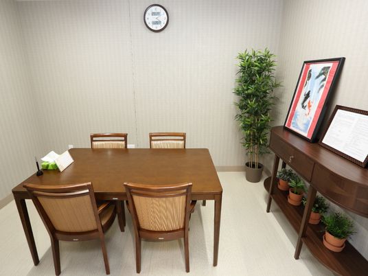 面談室は４人掛けのテーブルが1つあり壁も床も白いため明るい雰囲気だ。観葉植物の植木鉢がいくつか置かれている。