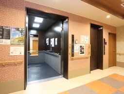 配色が温かいエントランス