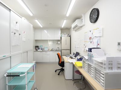 明るく整頓された事務室