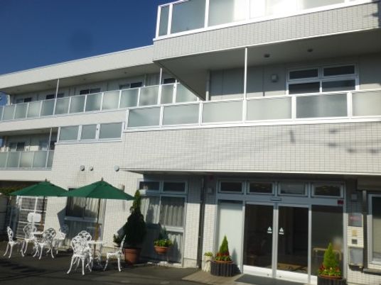 晴れた日の明るいエントランス