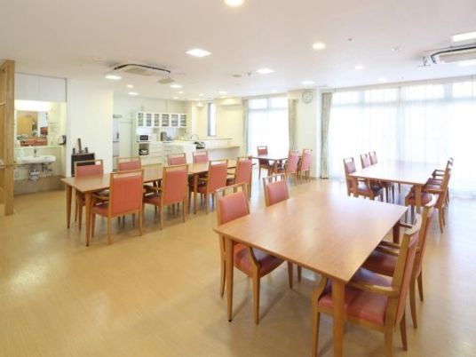 清潔感ある明るい食堂