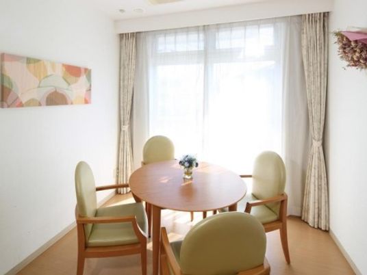 明るい居室のテーブルと椅子