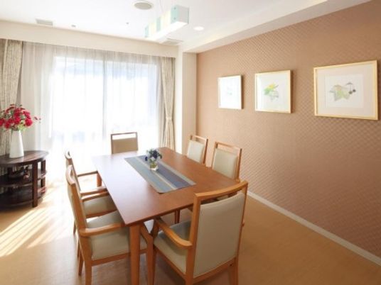 暖かみのあるダイニングスペース