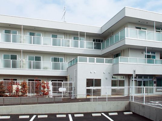 清潔な白い外観