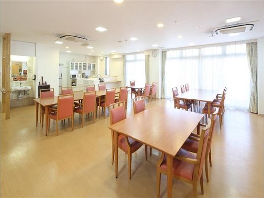 広々とした明るい食堂