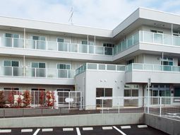モダンな外観の建物