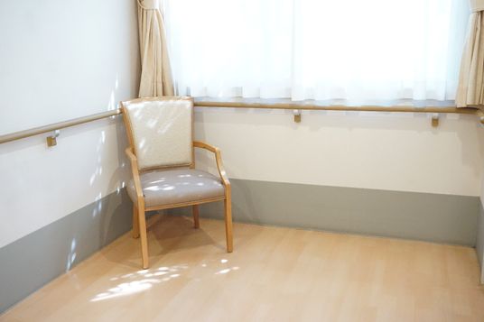 椅子と手すりのある部屋