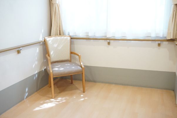 椅子と手すりのある部屋