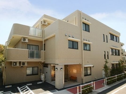 明るい外観の施設エントランス