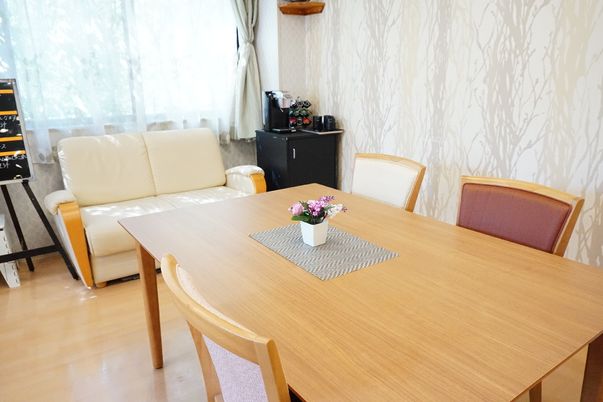 リビングのテーブルとソファ