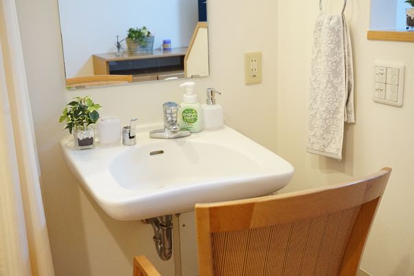 清潔な洗面台と鏡