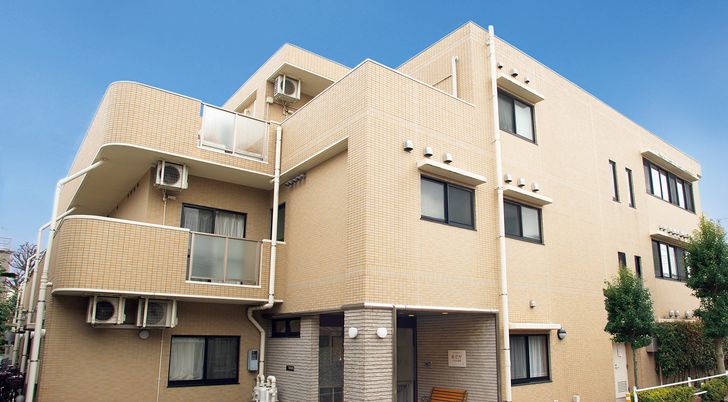 施設の明るい外観
