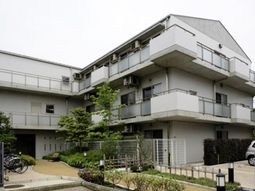 白い建物の外観