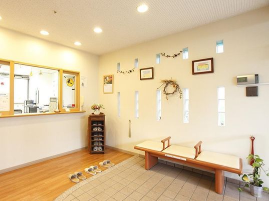 受付とベンチのエントランス