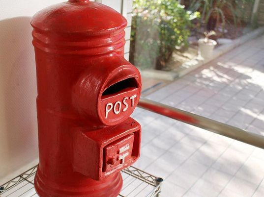 赤い郵便ポストのアップ
