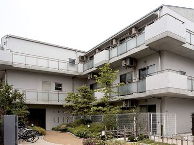 白と灰色の建物外観