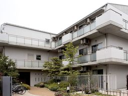 外観の建物と緑