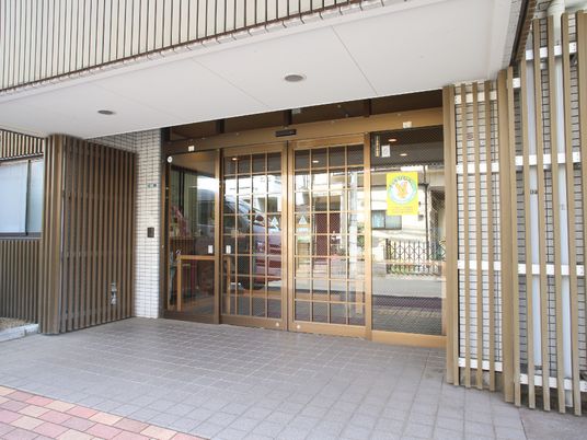 明るいエントランスの外観