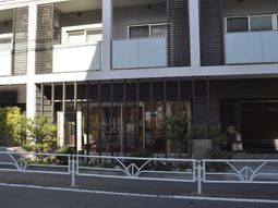 モダンな外観の建物