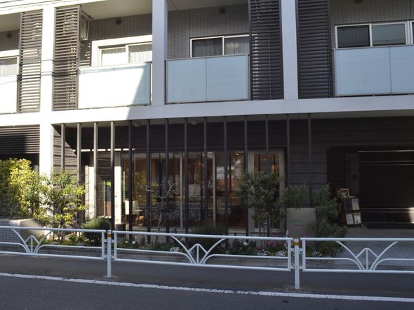 モダンな外観の建物