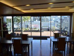 開放的なテラスのラウンジ