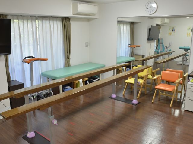 機能訓練室の様子 機能訓練室 心地よい光が差し込む場所で、専門的な器具が揃っており、リハビリに適した環境です。
