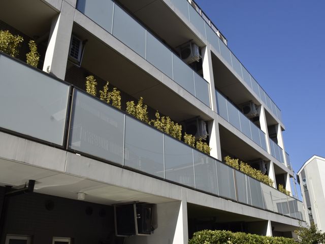 日差し溢れる外観 外観 植物が並ぶバルコニーが特徴的です。開放感ある外観で、明るい雰囲気を感じられます。