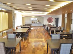 明るい空間の食堂