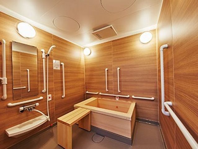 木目調の清潔な浴室 浴室 安全に配慮された手すりが備わり、温もりある木目調で落ち着いた空間です。